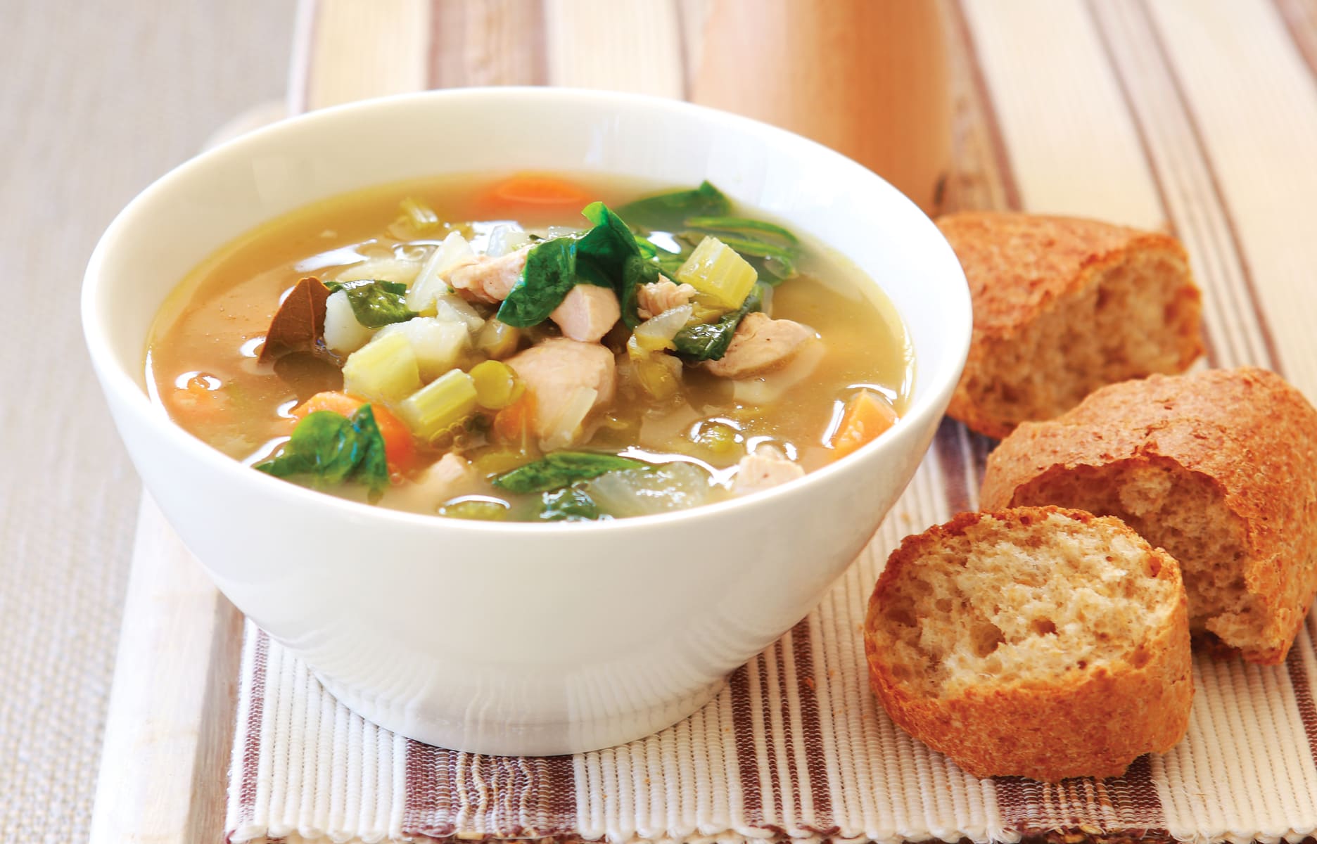 Chicken, vegetable and spinach broth - Healthy Food Guide