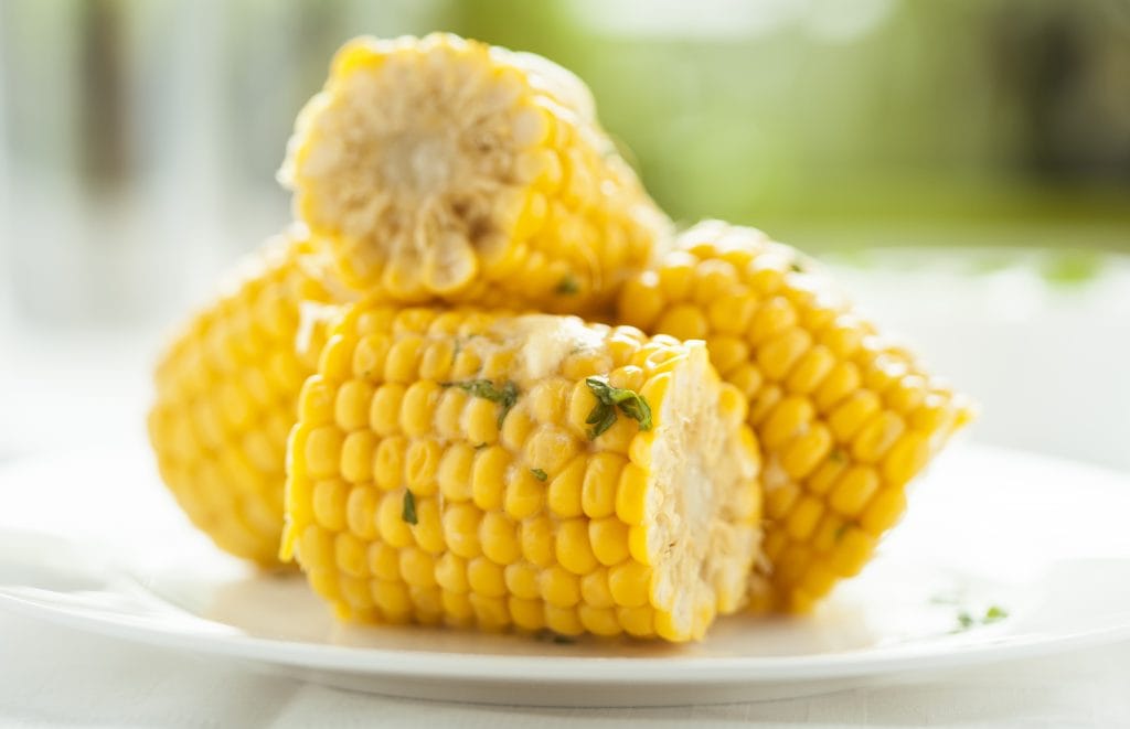 Corn on the cob with garlic and chive butter