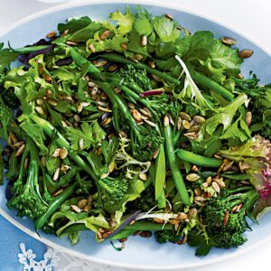Green vege salad with crunchy seeds