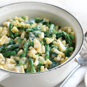 Macaroni cheese with green veges