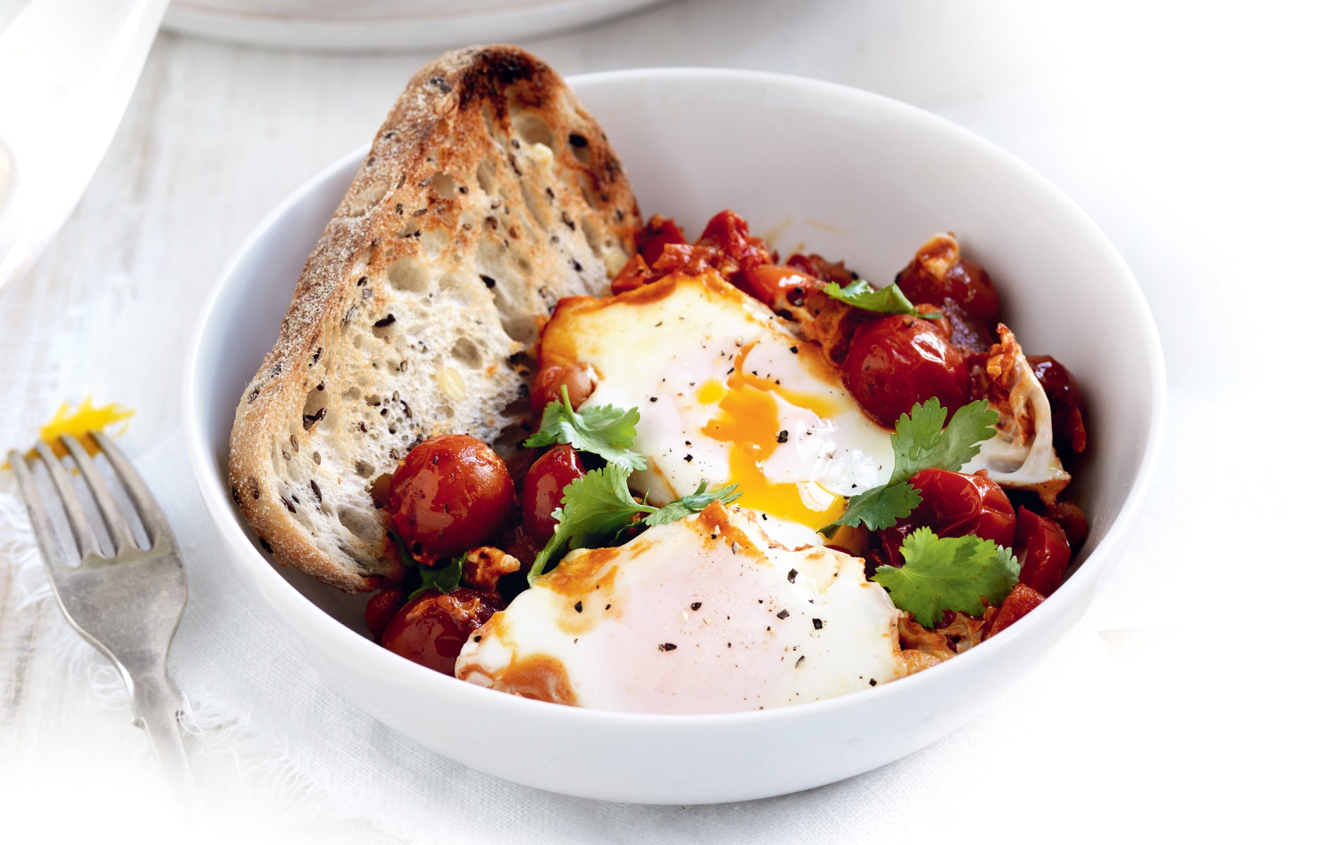 https://media.healthyfood.com/wp-content/uploads/2016/09/Moroccan-spiced-eggs.jpg