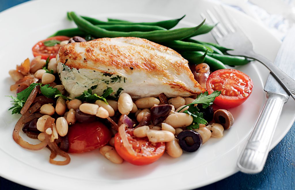 Garlic chicken with beans, tomato and olives