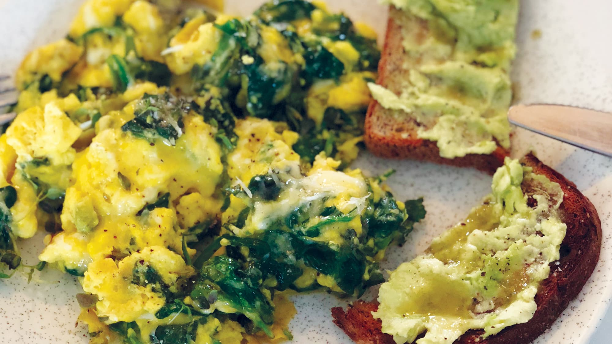 Green eggs with avocado - Healthy Food Guide