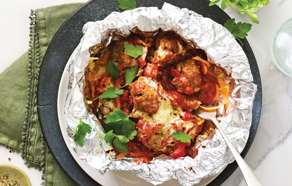 Foil with meatballs, vegetables and vegetables
