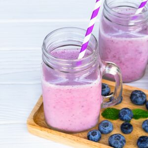 Mixed berry and cashew smoothie