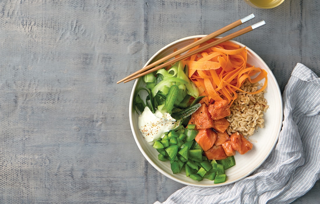 Sushi salad bowl with marinated salmon and wasabi mayo - Healthy Food Guide