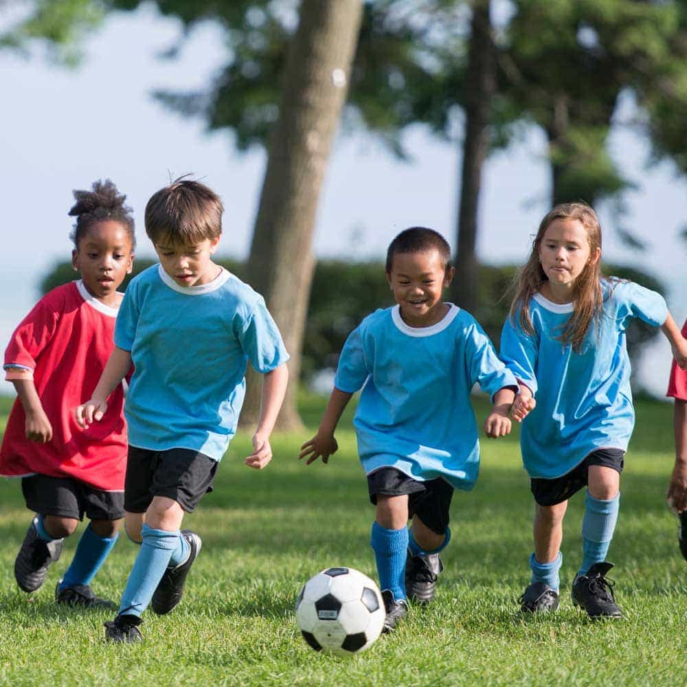 They play football well. Спорт дети. Дети в спортивной форме. Дети футбол супер. Футбол картинки для детей.