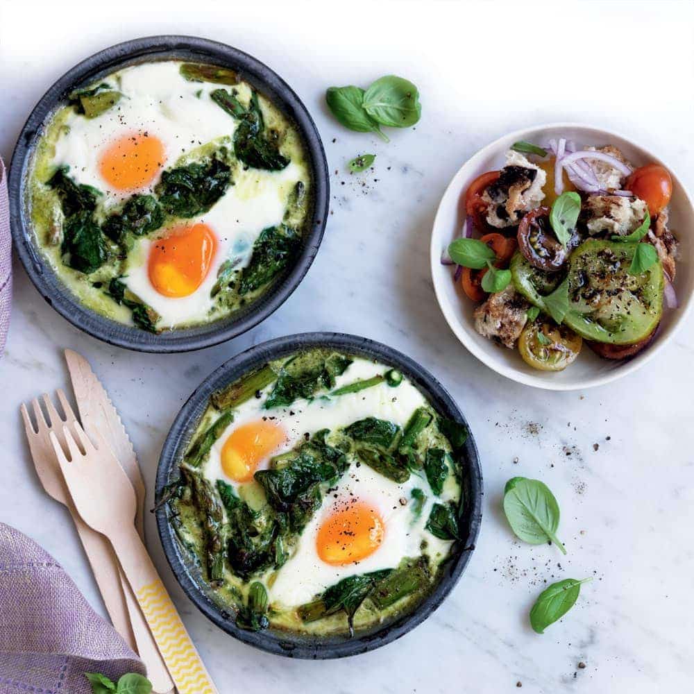 Baked green eggs with bread salad