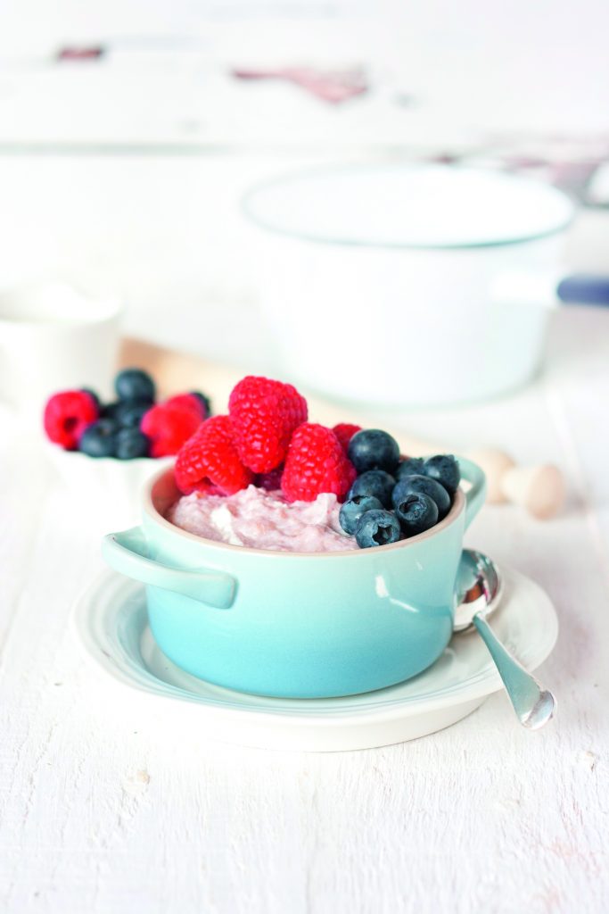Berry yoghurt oats
