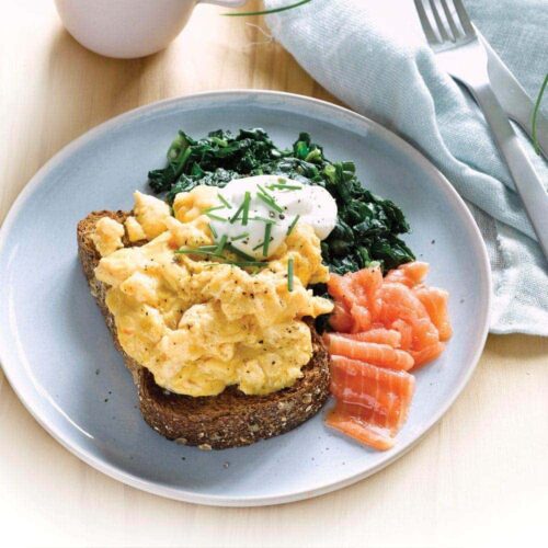 Deluxe scrambled egg with spinach and salmon