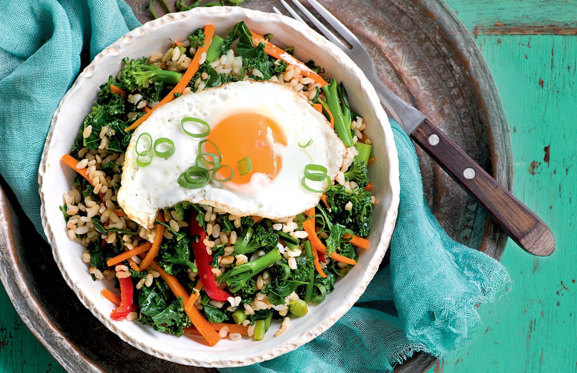 Kale and broccolini rice with fried egg - Healthy Food Guide