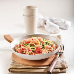 Lemony pasta with prawns, peas and peppers
