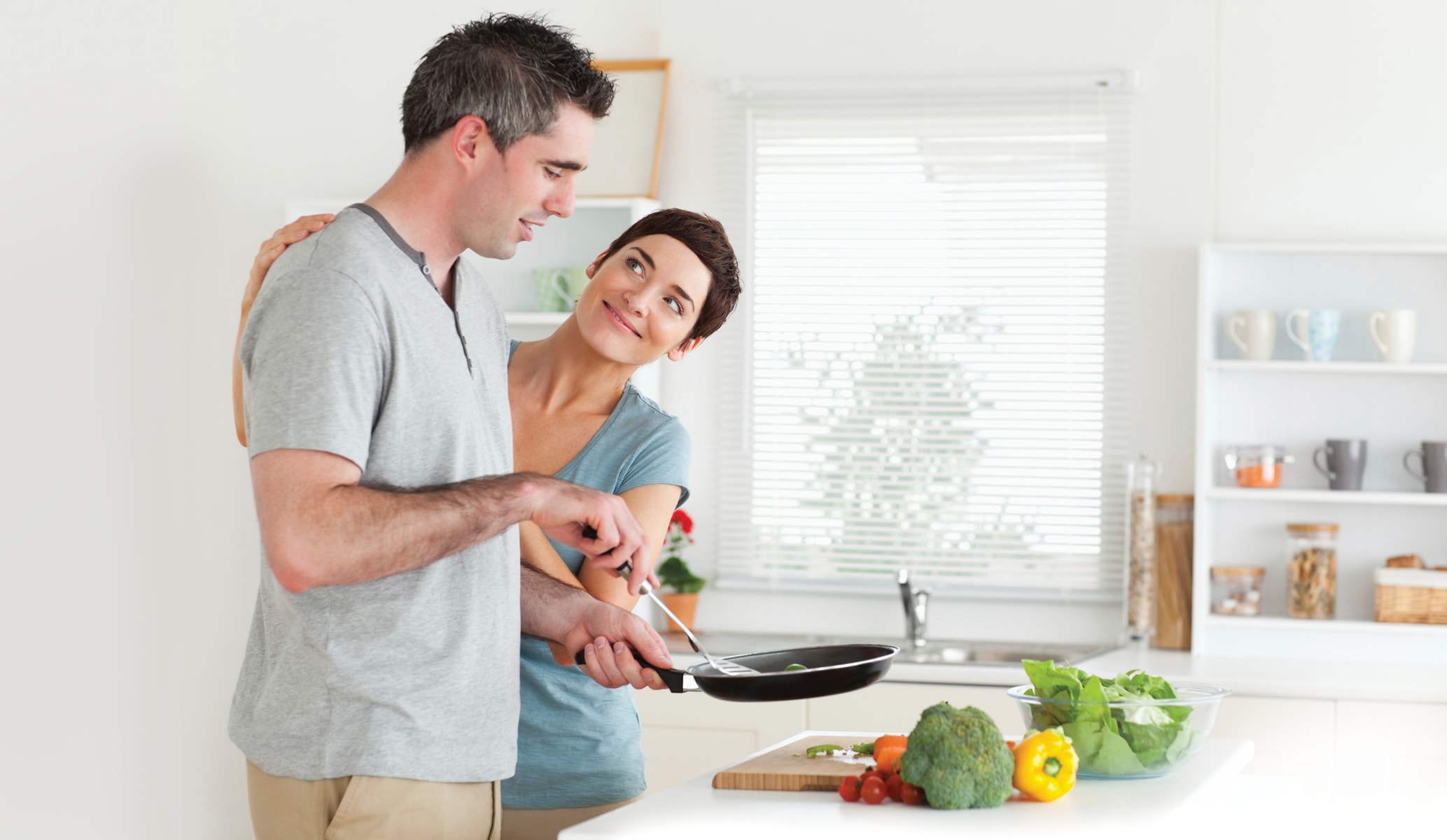 Жена на кухонном столе. Мужчина на кухне. Муж и жена готовят. Мужчина и женщина на кухне едят. Мужчина хозяйка.