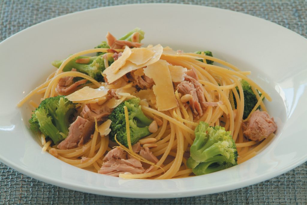 Spaghetti with tuna, lemon and broccoli