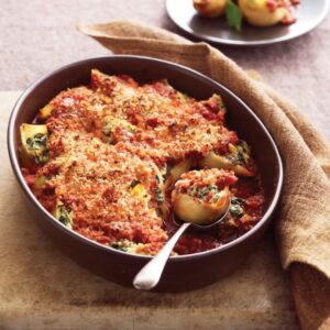 Spinach and ricotta shells with tomato and breadcrumbs