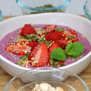 How to make: Very berry smoothie bowls