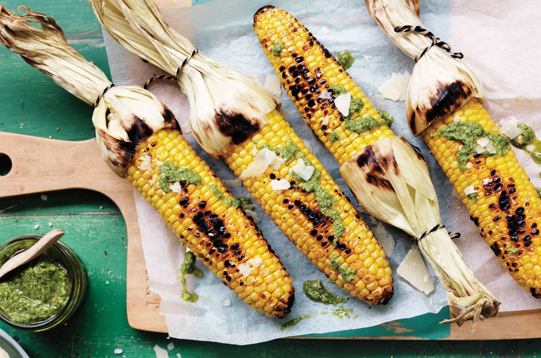 Grilled corn with pesto and parmesan - Healthy Food Guide