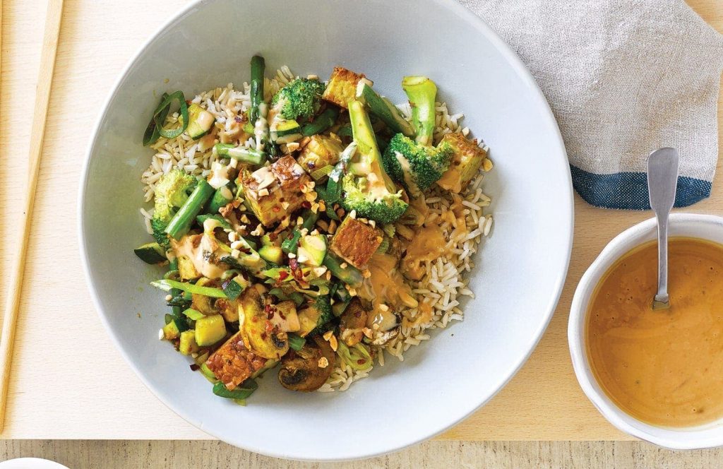 Vege stir-fry with ginger and spicy peanut sauce