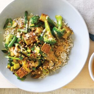 Vege stir-fry with ginger and spicy peanut sauce