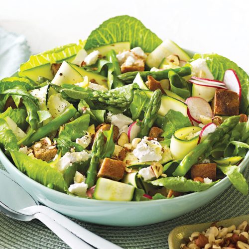 Spring salad with asparagus, goats’ cheese and hazelnuts