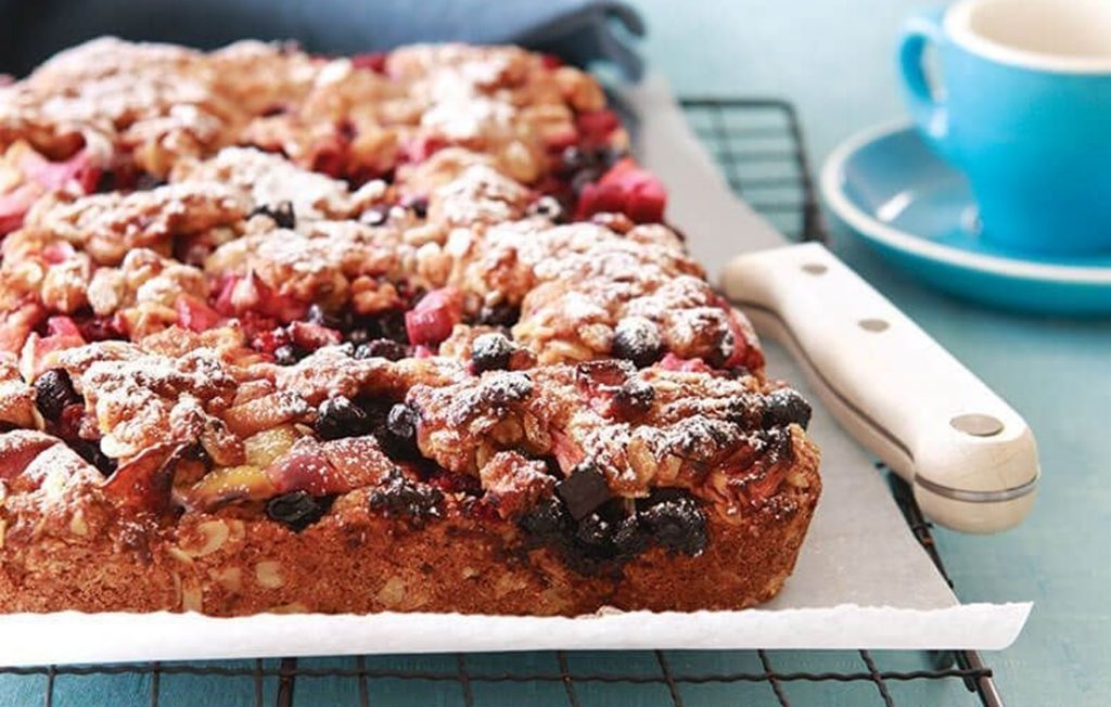 Oaty apple and berry cake