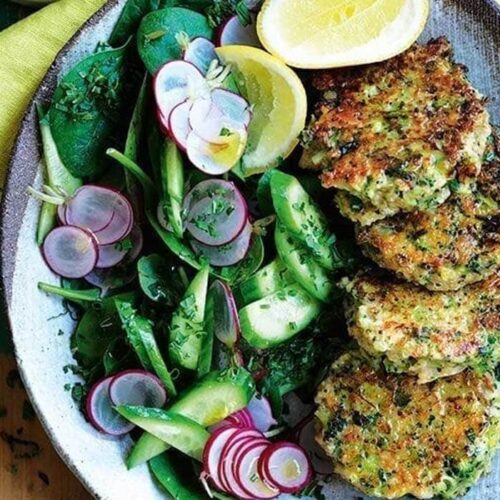 Quinoa, tuna and broccoli fritters with herby lemon yogurt