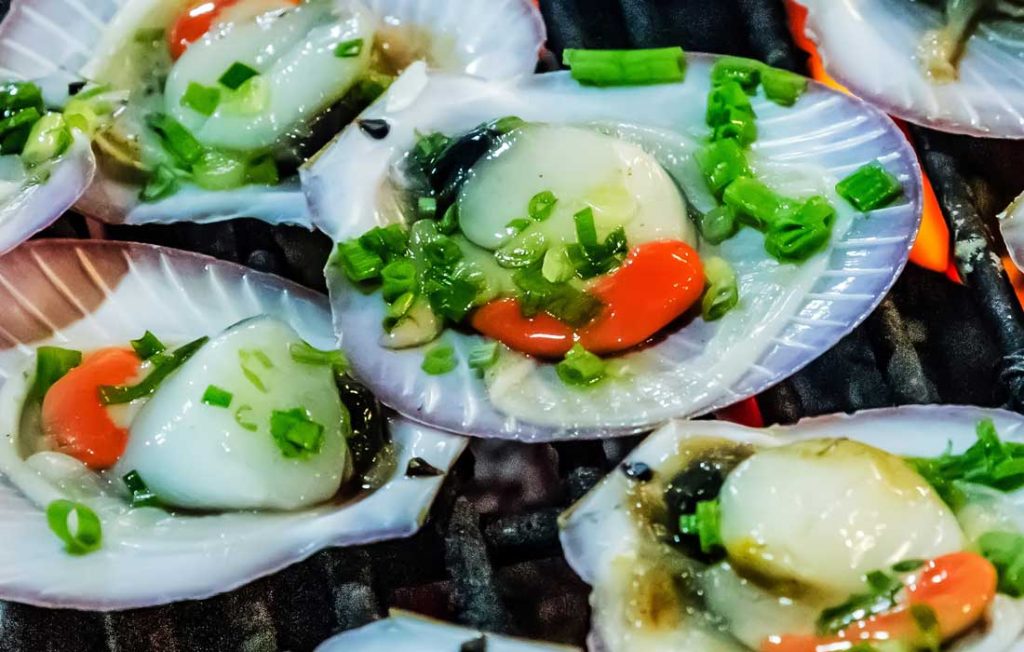 Steamed scallops in the shell