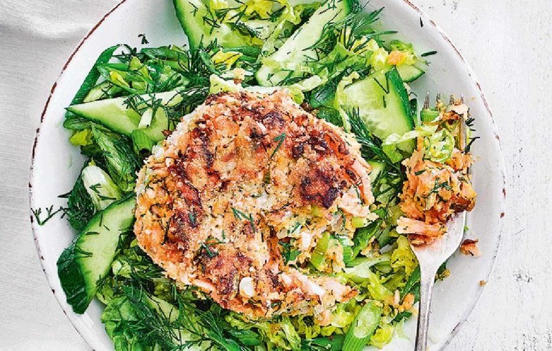 Smoked salmon and sweet potato cakes with green salad - Healthy Food Guide