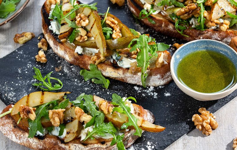 Grilled pear, blue cheese and walnut toasts - Healthy Food Guide