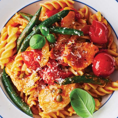 Pasta with chicken, cherry tomatoes, balsamic and capers
