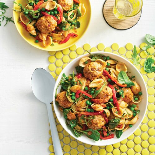 Chicken pesto meatballs with green peas and pasta